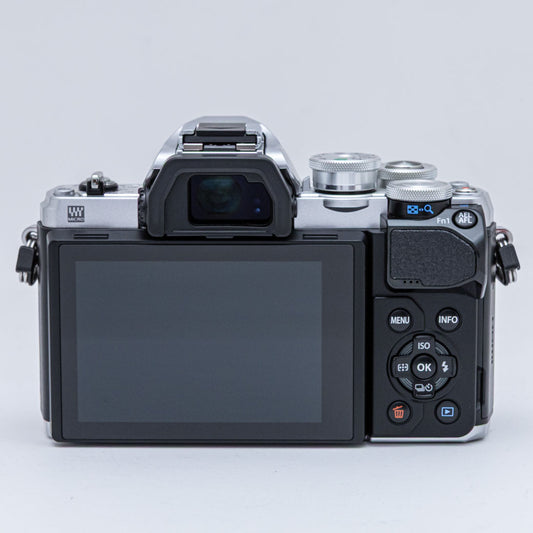 OLYMPUS OM-D E-M10 Mark III シルバー
